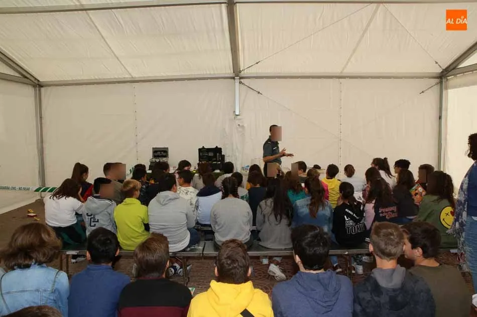 Foto 3 - La Guardia Civil se acerca a los m&aacute;s peque&ntilde;os en Los Bandos para explicar sus misiones