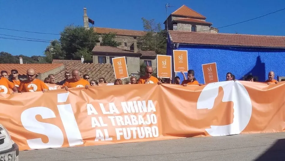 Momento de la protesta a las puertas del Ayuntamiento de Retortillo celebrada este miércoles
