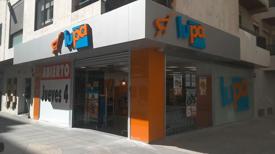 Fachada de un supermercado Lupa.