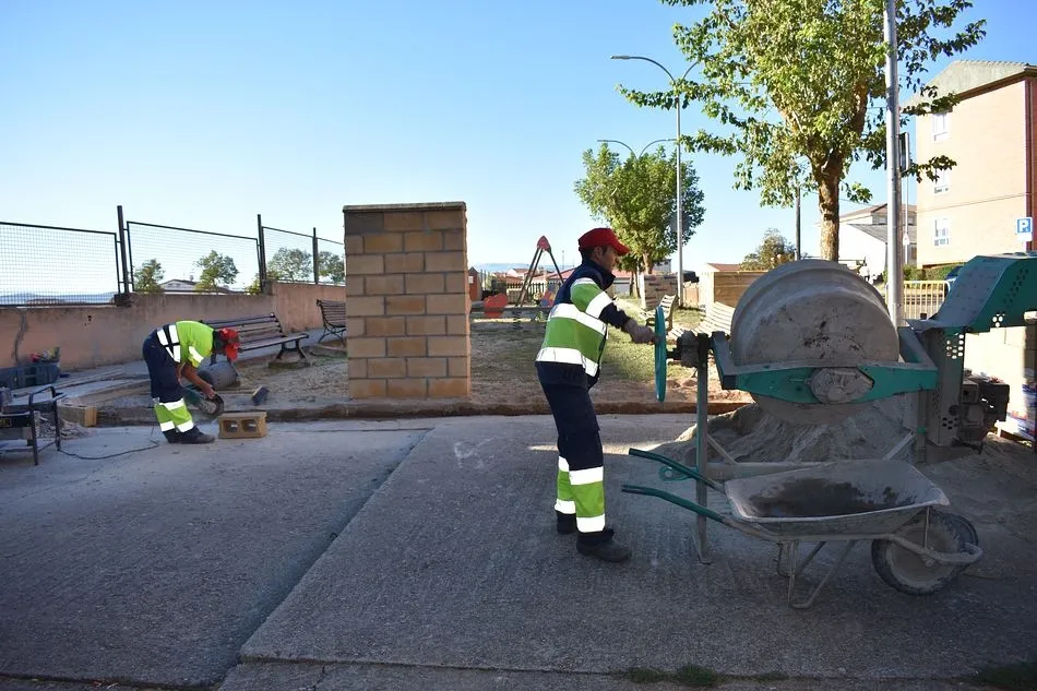 Operarios municipales trabajando en las mejoras del parque del barrio de San José. Foto: Ayto. de Guijuelo