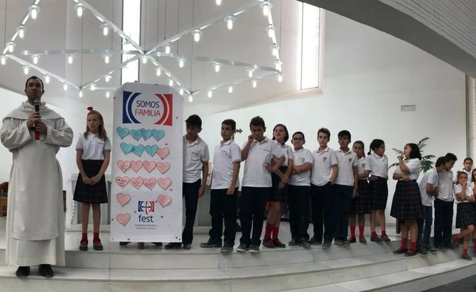 Colegio Padres Trinitarios: Somos Familia  