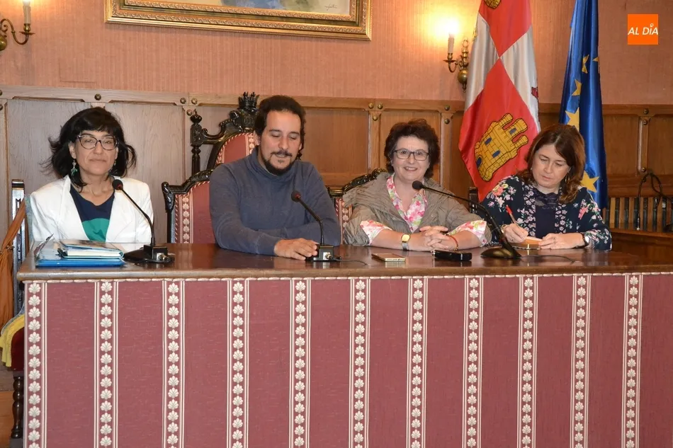 Mª Paz Pando Ballesteros, Domingo Benito, Izaskun Álvarez y María José González Rivas