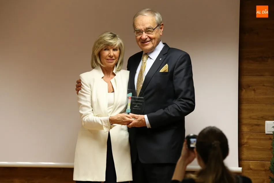 La directora del CRE, Maribel González, con el prestigioso neurólogo Vladimir Hachinski. Fotos: Alberto Martín