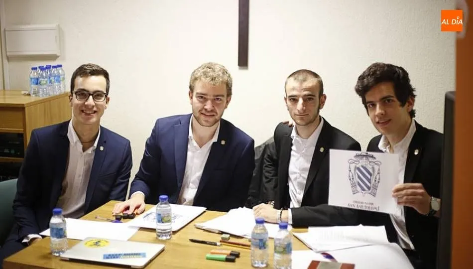 Participantes en un torneo de debate de la USAL