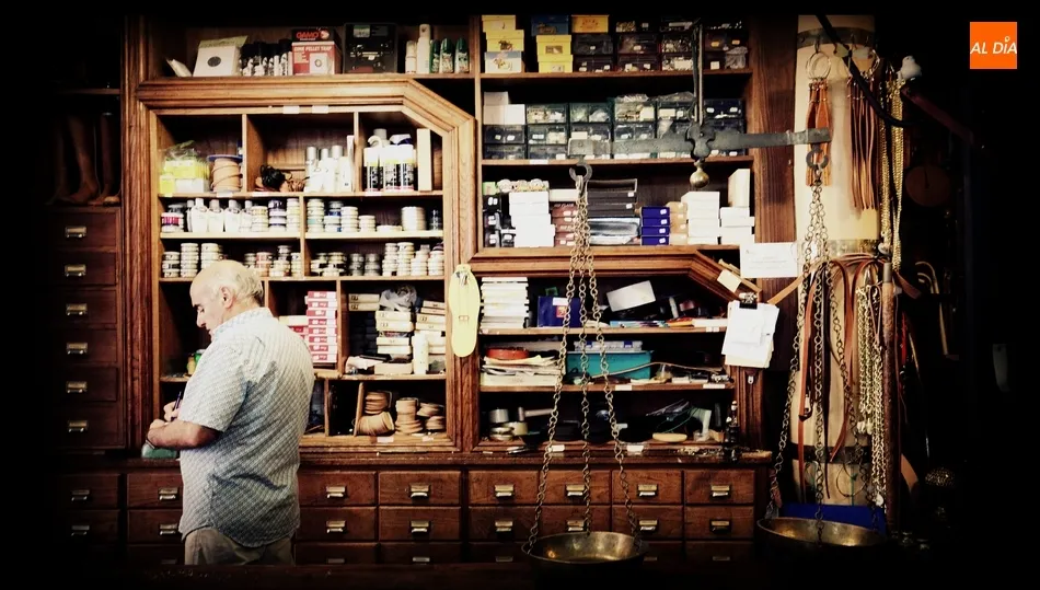 Jesús Yenes en la tienda Curtidos Casa Rodero / REP. GRÁFICO: JOSÉ AMADOR