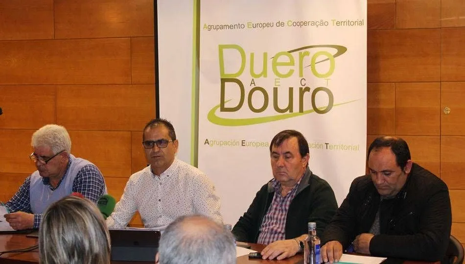 José Luis Pascual, (segundo por la izquierda), presidiendo una reunión de Duero-Douro