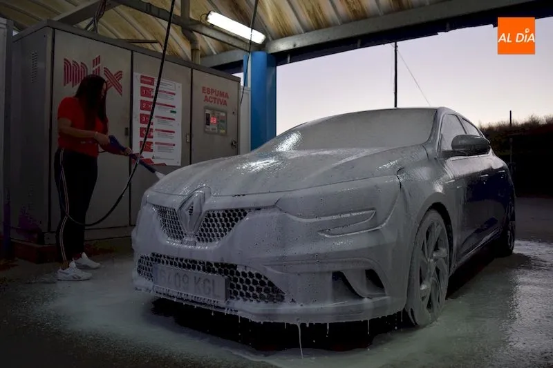 Demostración del paso de aplicación de espuma activa al vehículo