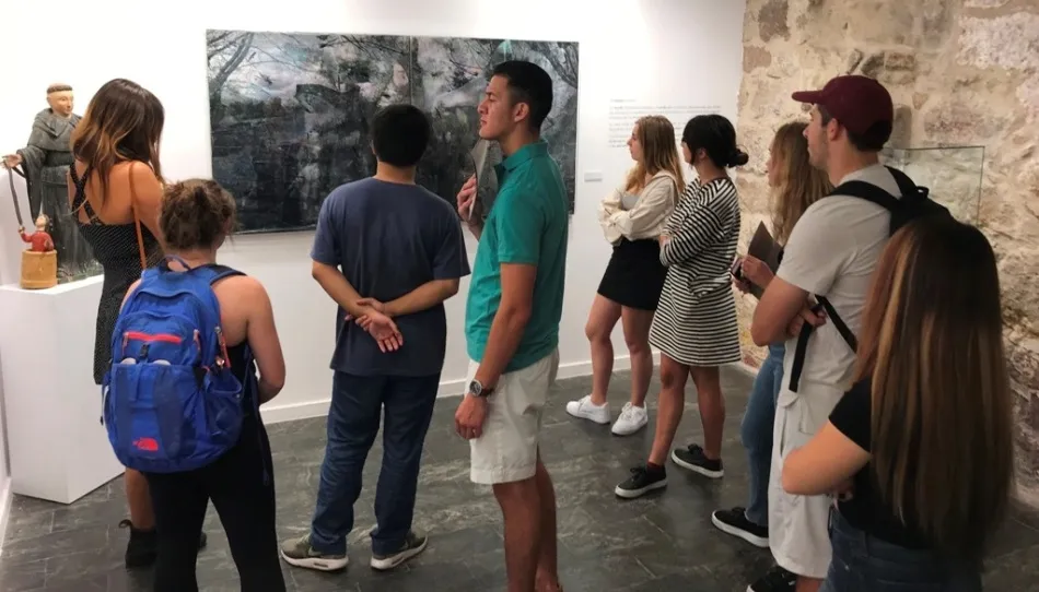 Estudiantes norteamericanos en una visita guiada por esta muestra