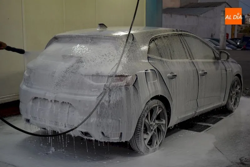 Foto 11 - La novedad de la espuma activa llega al lavadero de coches de Aunieto