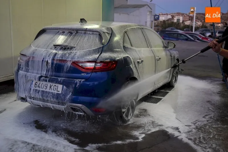 Foto 10 - La novedad de la espuma activa llega al lavadero de coches de Aunieto
