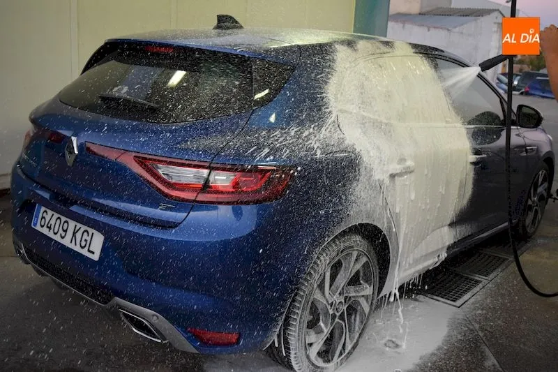 Foto 5 - La novedad de la espuma activa llega al lavadero de coches de Aunieto