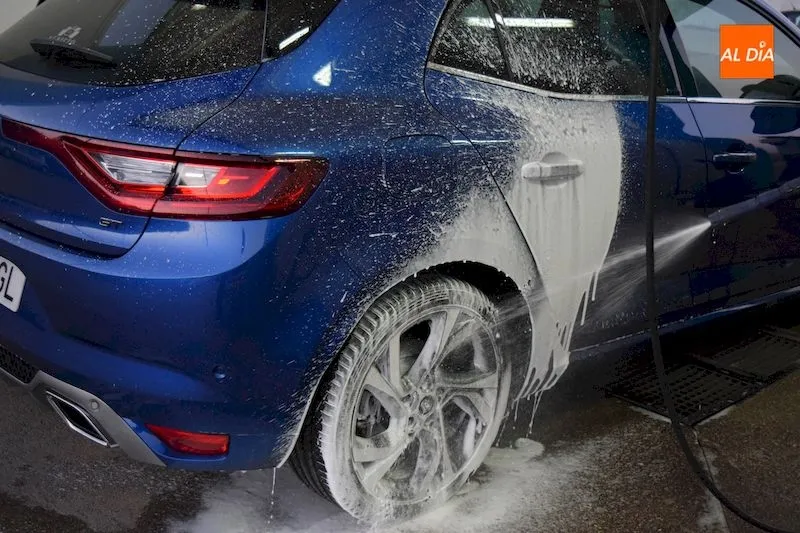 Foto 2 - La novedad de la espuma activa llega al lavadero de coches de Aunieto