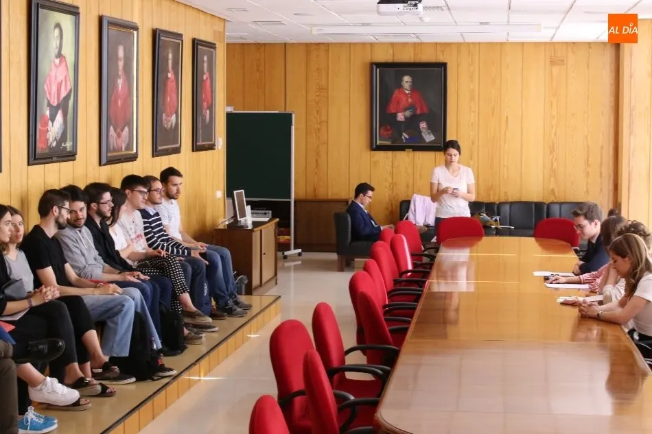 Foto 3 - La USAL re&uacute;ne a cuatro campeones mundiales de debate parlamentario