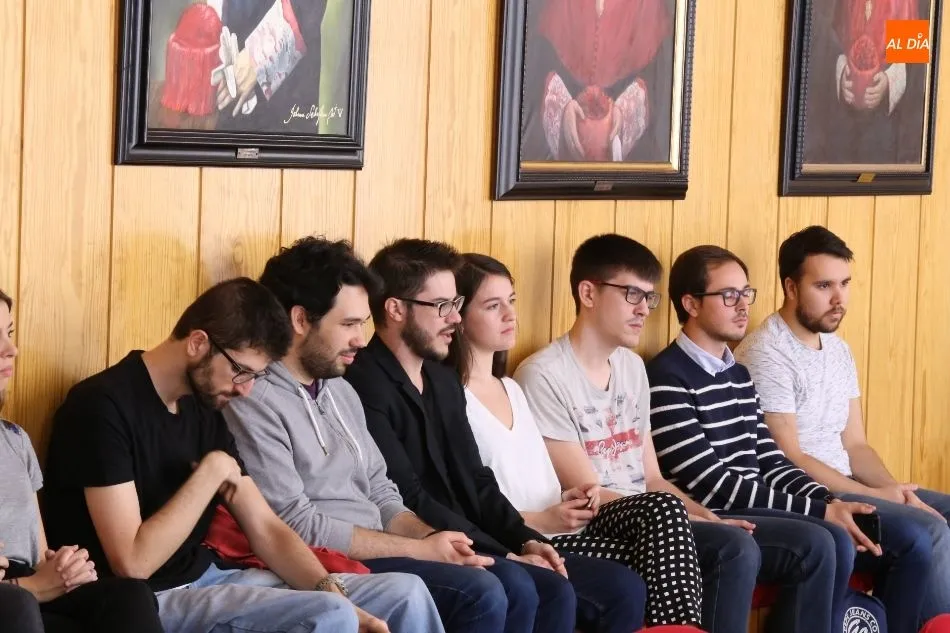 Foto 2 - La USAL re&uacute;ne a cuatro campeones mundiales de debate parlamentario