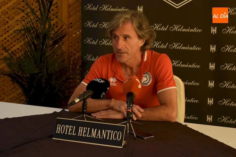 Roberto Aguirre durante la rueda de prensa