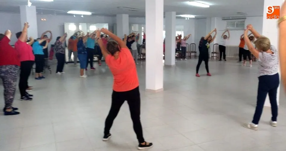 Foto 8 - La asociaci&oacute;n de mayores Liminares comienza el curso con clases de gimnasia y un taller de internet