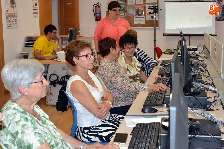 Foto 4 - La asociaci&oacute;n de mayores Liminares comienza el curso con clases de gimnasia y un taller de internet