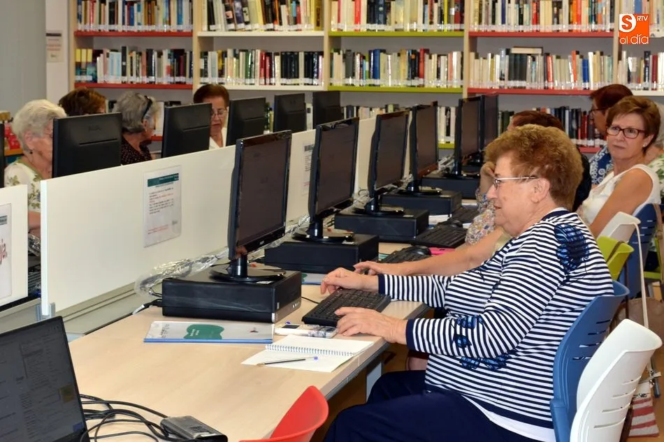 Foto 2 - La asociaci&oacute;n de mayores Liminares comienza el curso con clases de gimnasia y un taller de internet