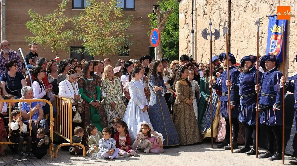 Uno de los momentos más esperados es el desfile del cortejo real protagonizado por los vecinos. Foto: Alberto Martín