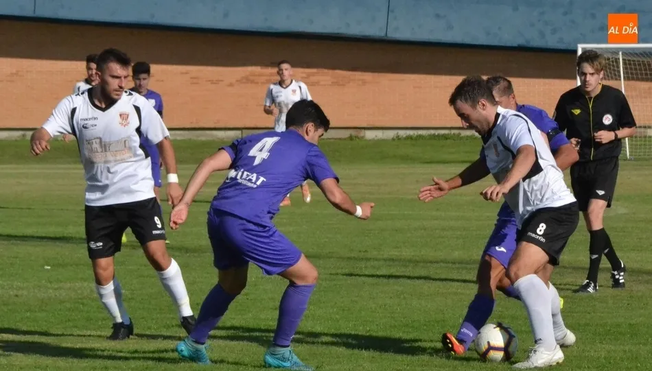 El mirobrigense Maza conduce el balón en el derbi frente al Ribert en el Francisco Mateos. Foto: CIUDAD RODRIGO AL DÍA