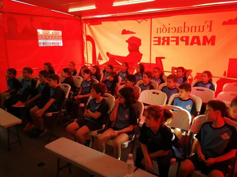 Foto 5 - Los alumnos del Colegio San Juan Bosco conocen de cerca la Educaci&oacute;n Vial con una interesante...