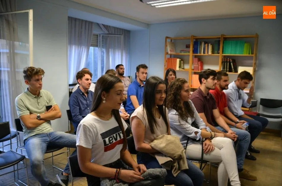 Foto 7 - Mar&iacute;a Jes&uacute;s Moro anima a los j&oacute;venes a que sean cr&iacute;ticos y exigentes con el Gobierno porque...