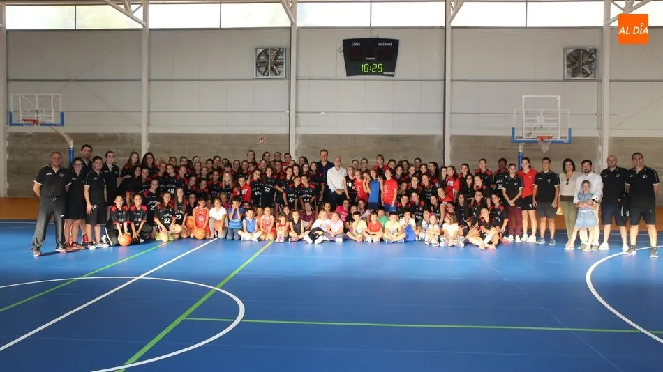 Autoridades y miembros del Club de Baloncesto de Santa Marta posan en la inauguración del pabellón. Foto: Alberto Martín