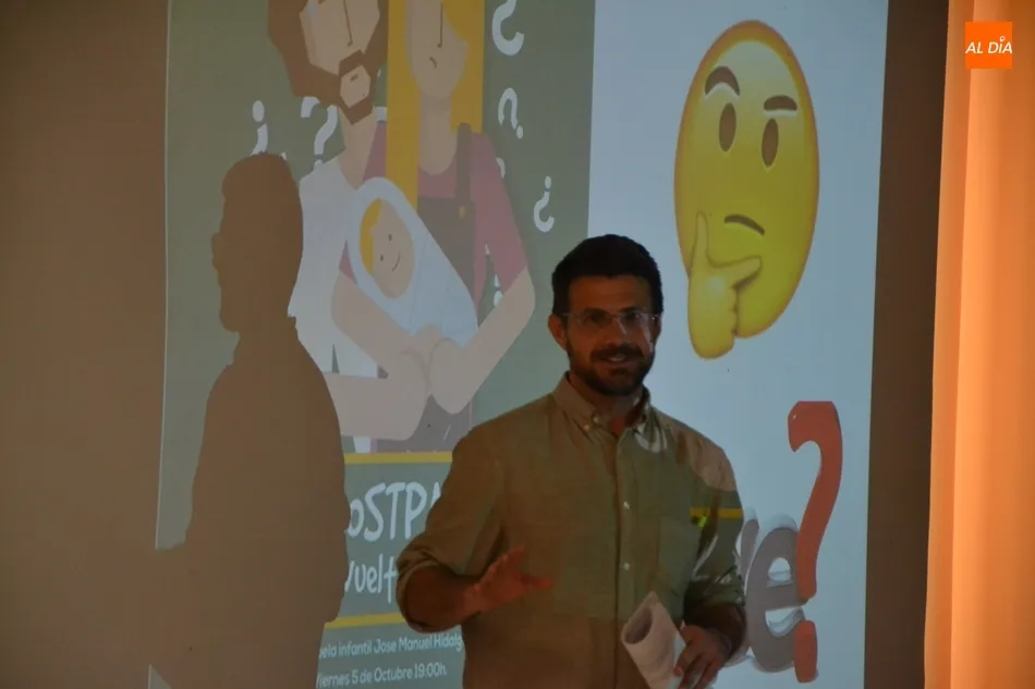 Foto 2 - Miguel &Aacute;ngel Velasco abre el curso de la Escuela de Padres y Madres con una charla sobre el...