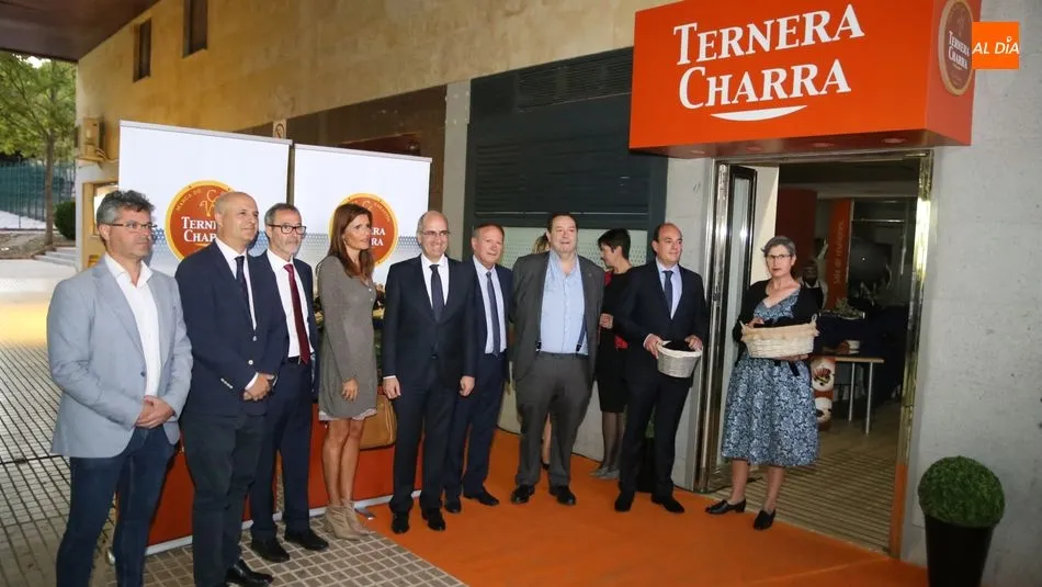 Los responsables de la marca y las autoridades, a la entrada de las instalaciones. Fotos: Alberto Martín