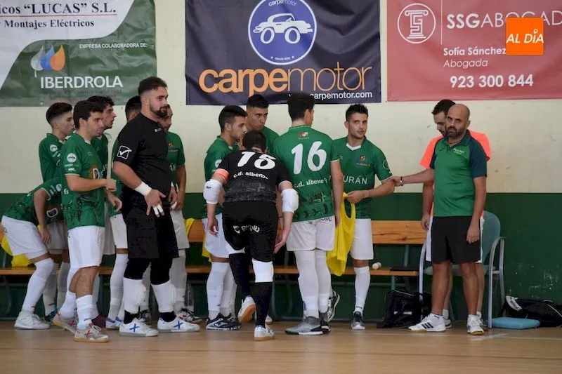 Los jugadores del Piensos Durán Albense escuchan las indicaciones del entrenador