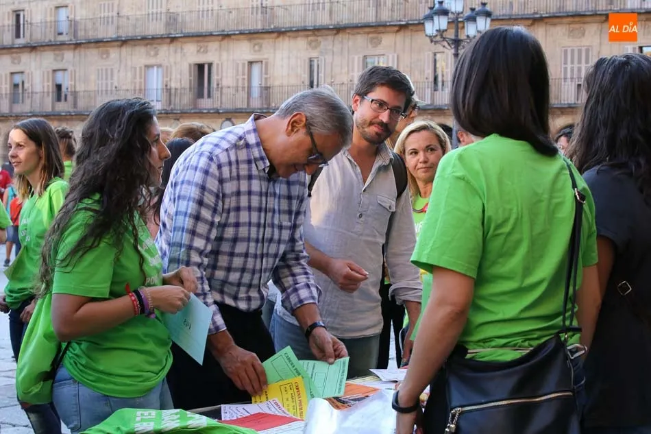 Foto 8 - Cadena humana por el empleo digno en la Plaza Mayor