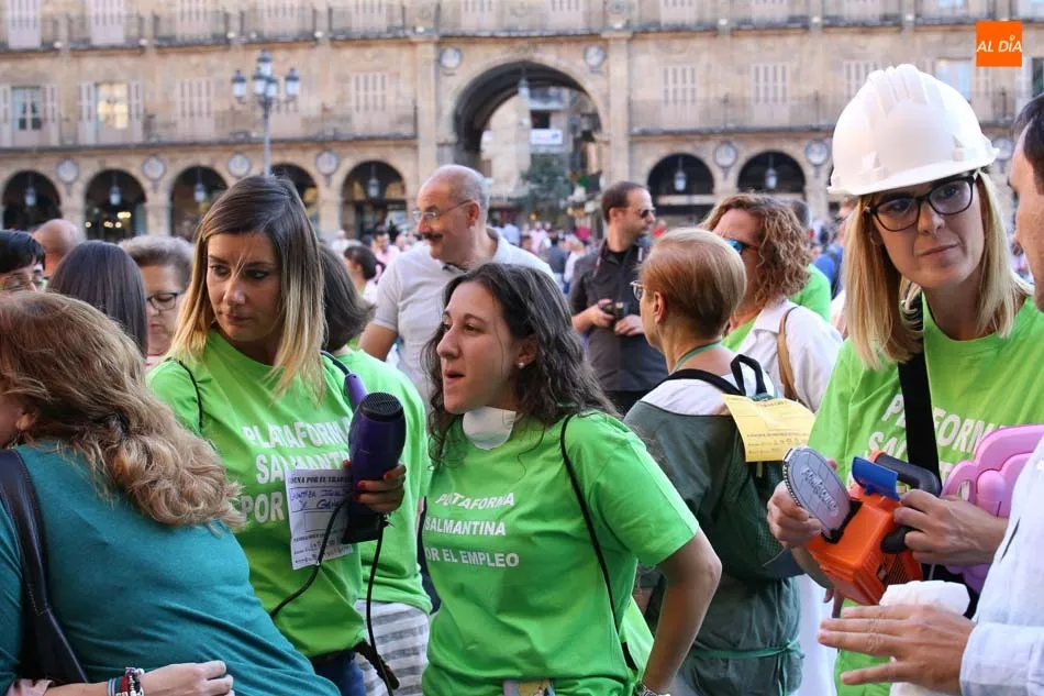 Foto 7 - Cadena humana por el empleo digno en la Plaza Mayor