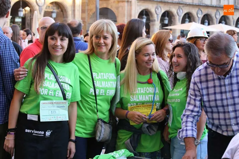 Foto 6 - Cadena humana por el empleo digno en la Plaza Mayor