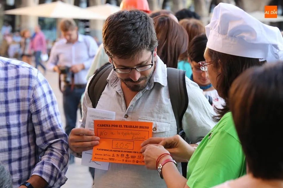 Foto 5 - Cadena humana por el empleo digno en la Plaza Mayor