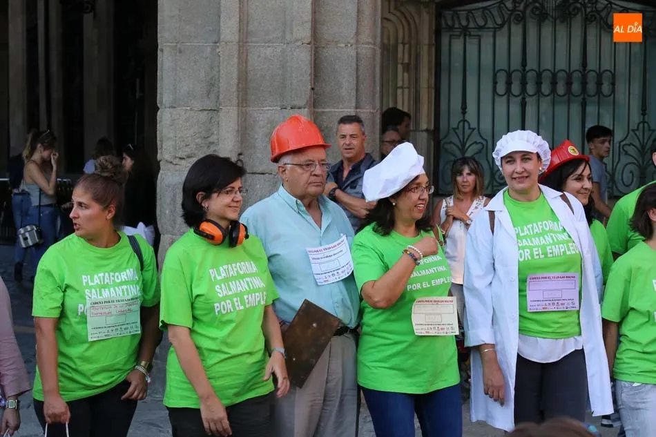 Foto 4 - Cadena humana por el empleo digno en la Plaza Mayor