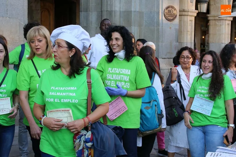 Foto 3 - Cadena humana por el empleo digno en la Plaza Mayor