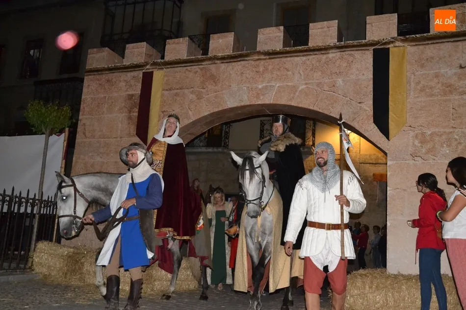 Los Reyes Alfonso XI y María de Portugal hacen su entrada en la ciudad en loor de multitudes  