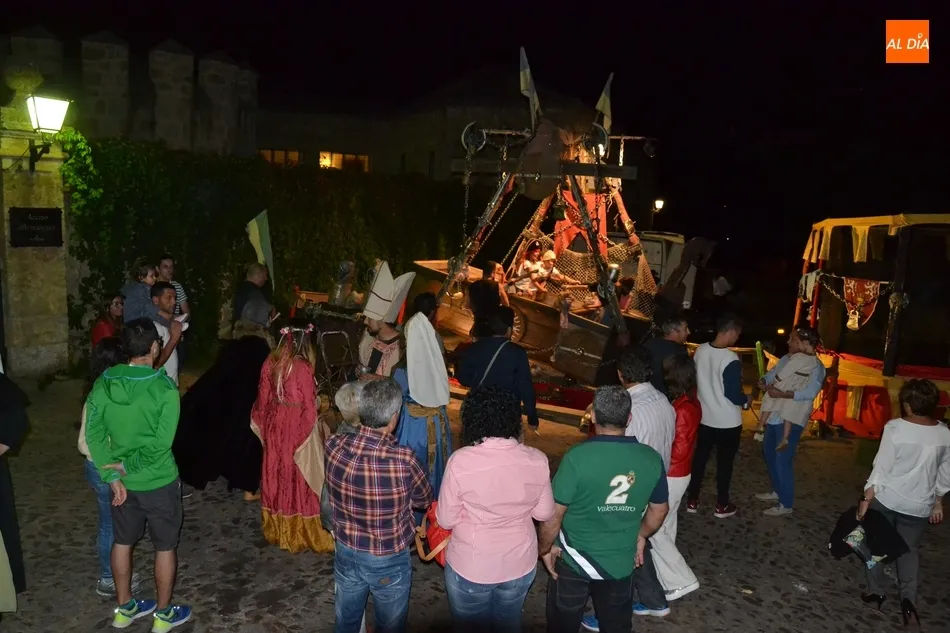 Foto 2 - Los Reyes Alfonso XI y Mar&iacute;a de Portugal hacen su entrada en la ciudad en loor de multitudes  
