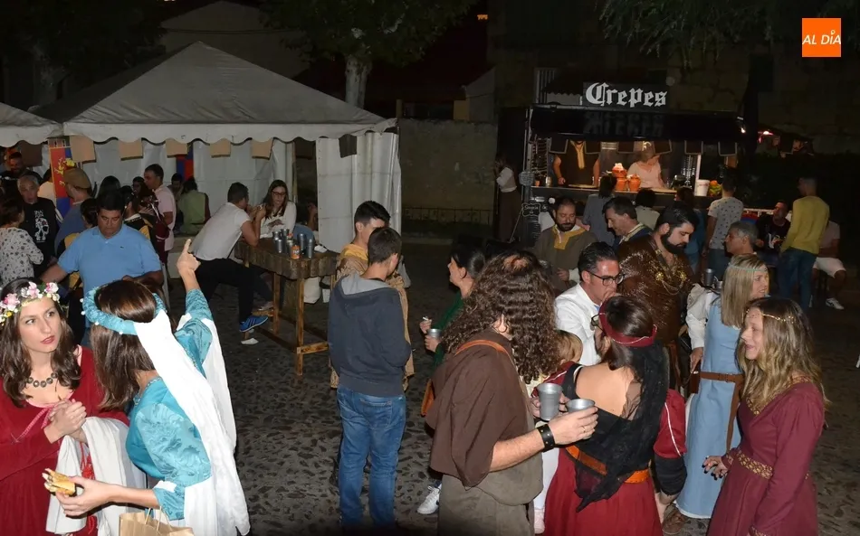Foto 3 - Los Reyes Alfonso XI y Mar&iacute;a de Portugal hacen su entrada en la ciudad en loor de multitudes  