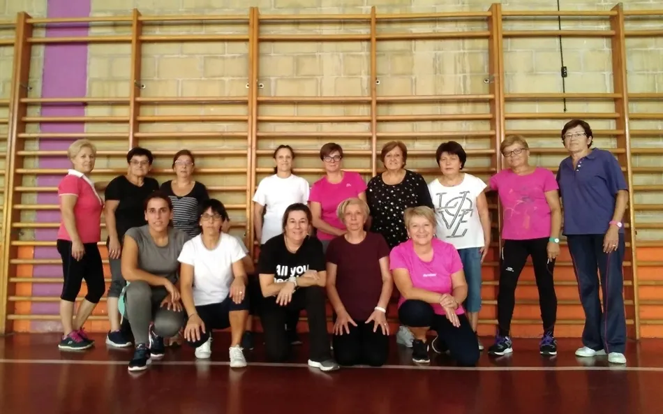 Participantes en la actividad de fitness, ejercicios de gimnasia adaptados para ponerse en forma
