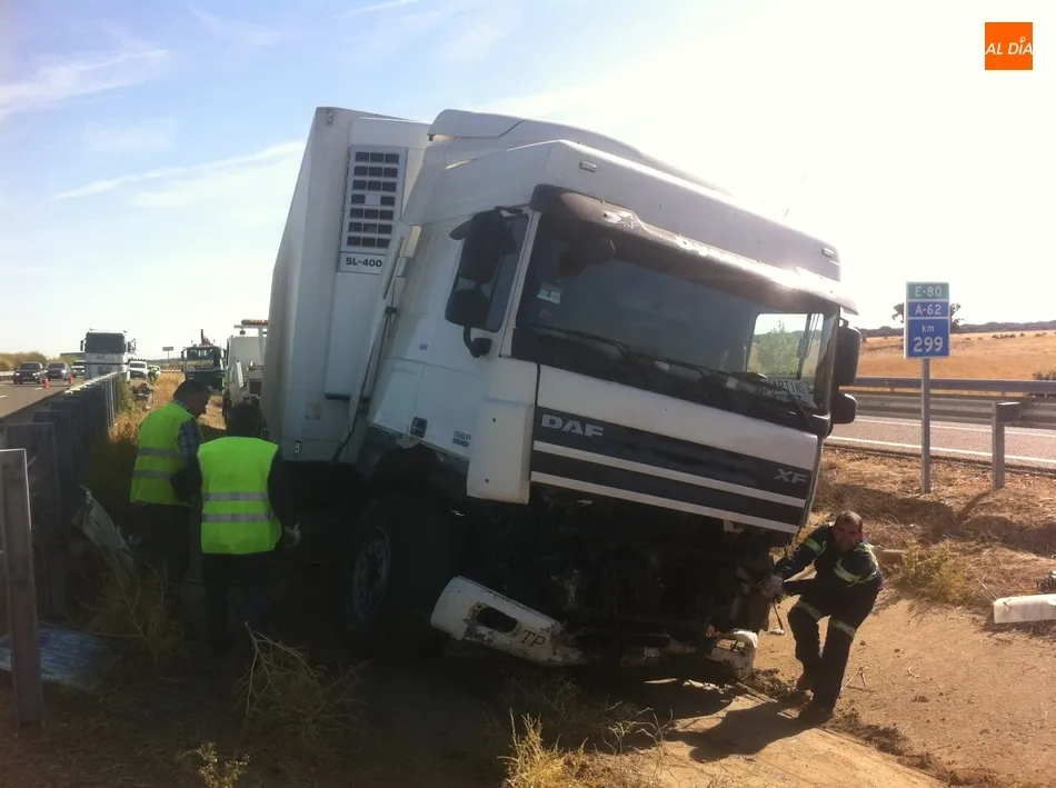 El despiste de un conductor provoca que su camión acabe en la mediana de la autovía  