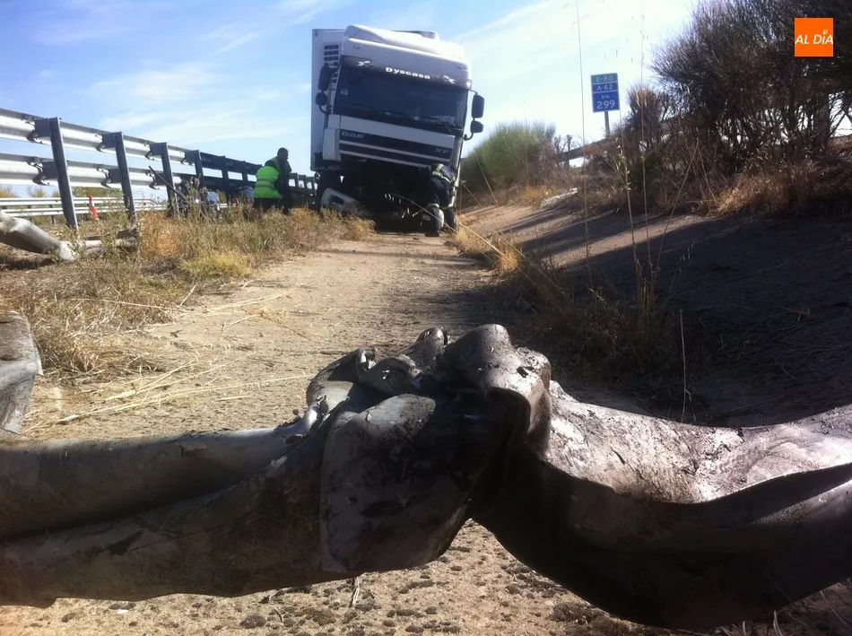 Foto 11 - El despiste de un conductor provoca que su cami&oacute;n acabe en la mediana de la autov&iacute;a  