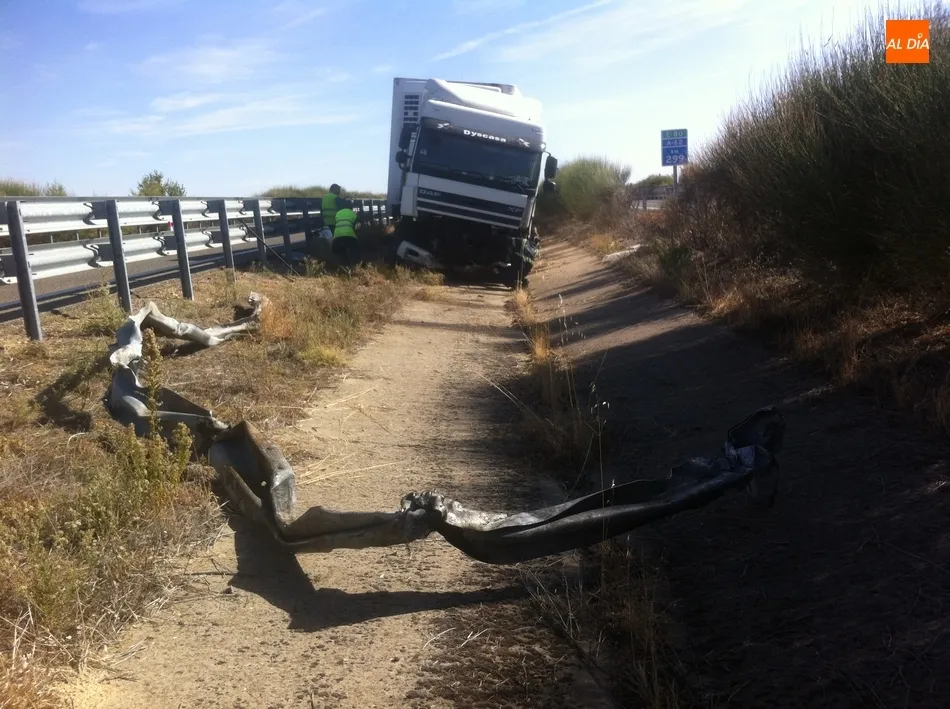 Foto 10 - El despiste de un conductor provoca que su cami&oacute;n acabe en la mediana de la autov&iacute;a  