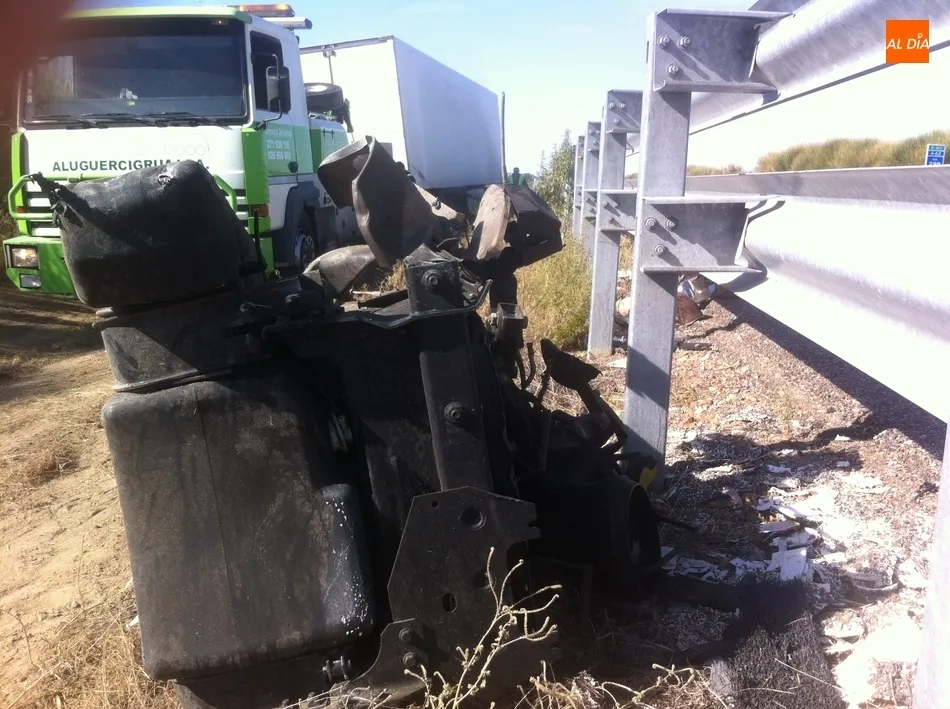 Foto 9 - El despiste de un conductor provoca que su cami&oacute;n acabe en la mediana de la autov&iacute;a  