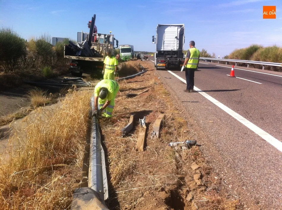 Foto 8 - El despiste de un conductor provoca que su cami&oacute;n acabe en la mediana de la autov&iacute;a  