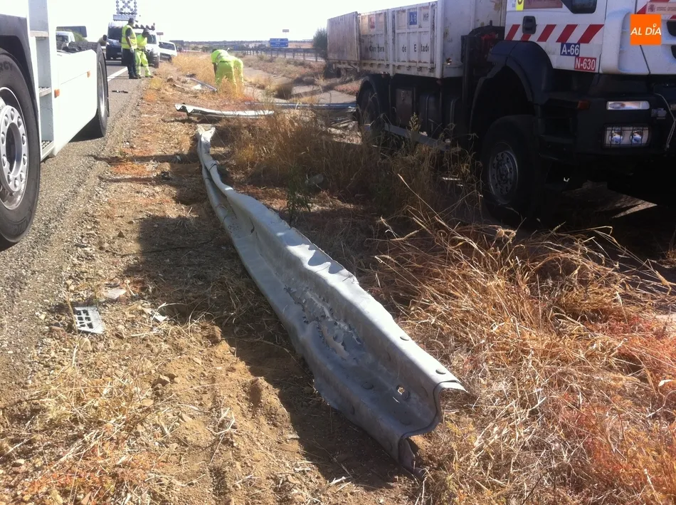 Foto 7 - El despiste de un conductor provoca que su cami&oacute;n acabe en la mediana de la autov&iacute;a  