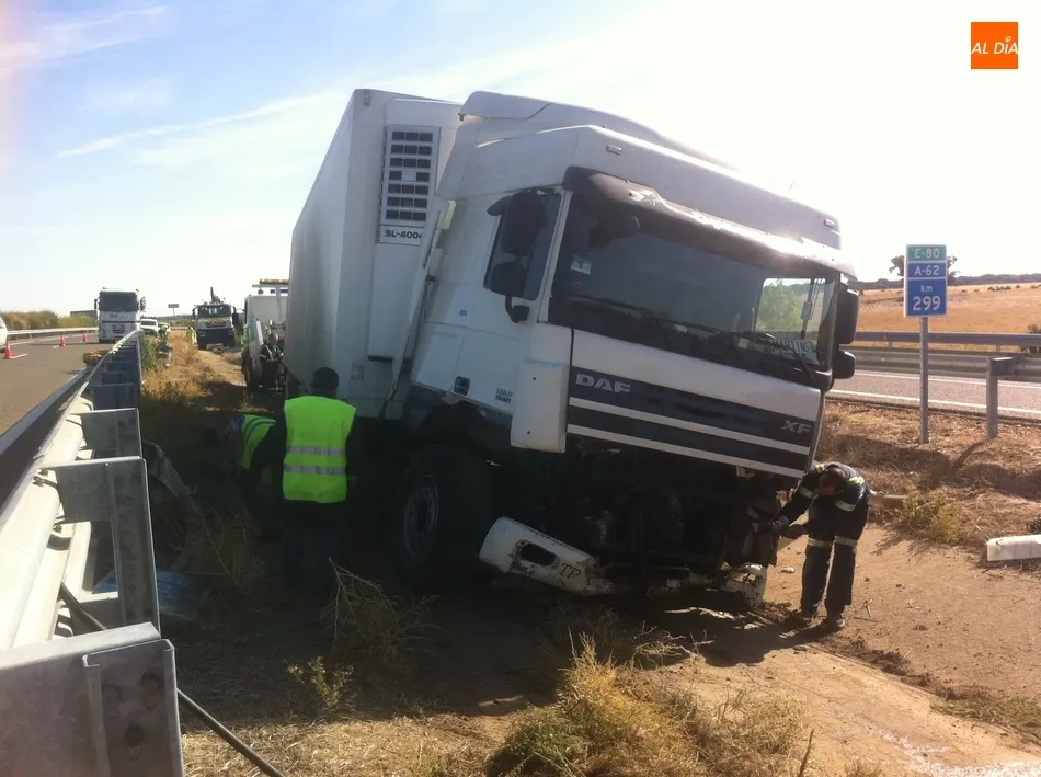 Foto 6 - El despiste de un conductor provoca que su cami&oacute;n acabe en la mediana de la autov&iacute;a  