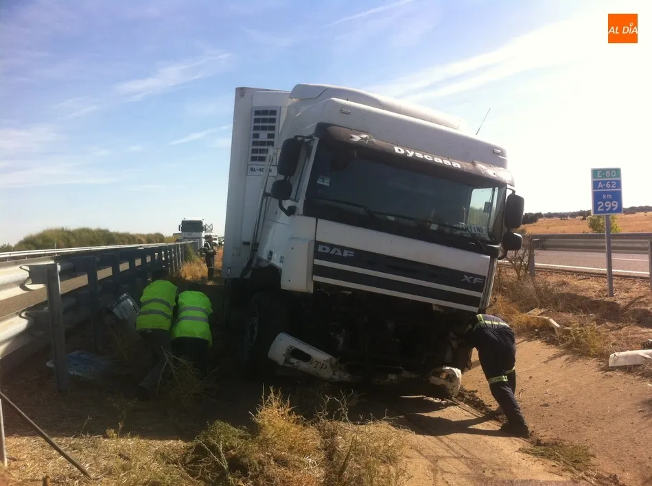 Foto 5 - El despiste de un conductor provoca que su cami&oacute;n acabe en la mediana de la autov&iacute;a  