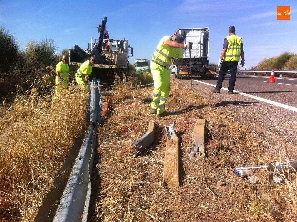 Foto 4 - El despiste de un conductor provoca que su cami&oacute;n acabe en la mediana de la autov&iacute;a  