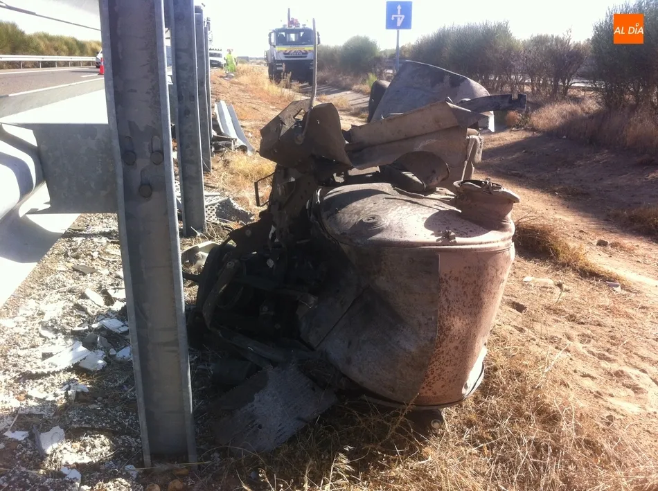 Foto 3 - El despiste de un conductor provoca que su cami&oacute;n acabe en la mediana de la autov&iacute;a  